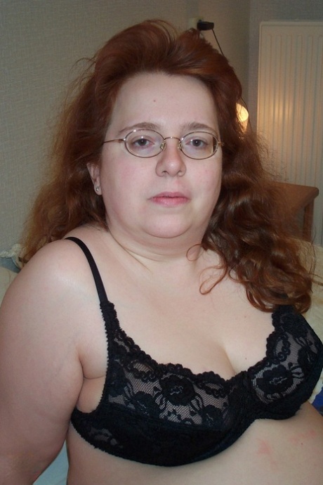熟女 BBW Janet 在床上撸她的脸、奶子和肥逼
