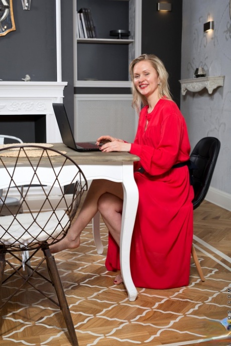 Midge, femme amateur en chaleur, enlève sa robe rouge et frotte sa palourde sur une table.