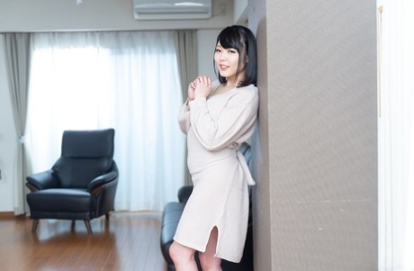 La minuta moglie giapponese Yui Kawagoe si fa sputare in uno stravagante rapporto a tre
