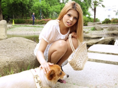 La asiática Sara Mizuhara es follada en un trío después de acariciarse con un perro