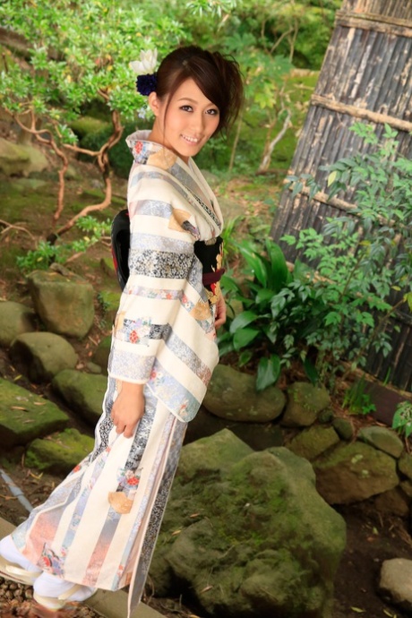Drobna azjatycka bogini Aoi Mizuno cieszy się fantastycznym trójkątem na świeżym powietrzu
