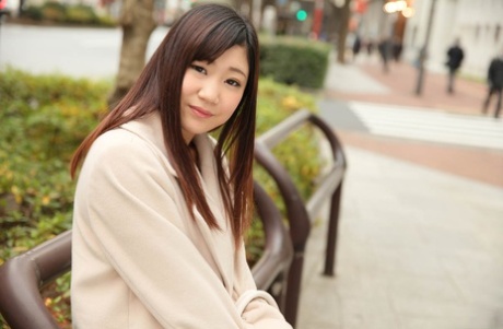 Teen japonská Chihiro dává její huňatý škeble po svlékání před chlapem