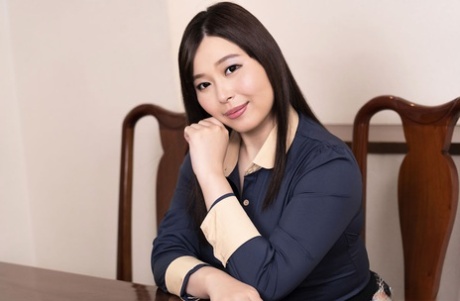 Japanische Puppe Momoka Ogawa wird doppelt gefickt in ihrem ersten Anal-Dreier