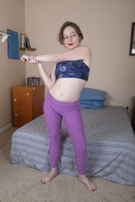 La charmante amatrice Ana Molly enlève ses collants et joue avec son vagin poilu.