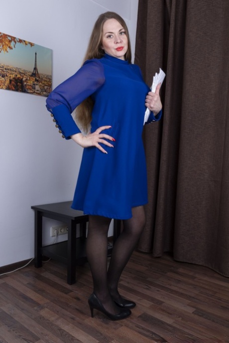 Amateur secretary Bossaia Golloia doffs her blue dress to bare her hairy cunt