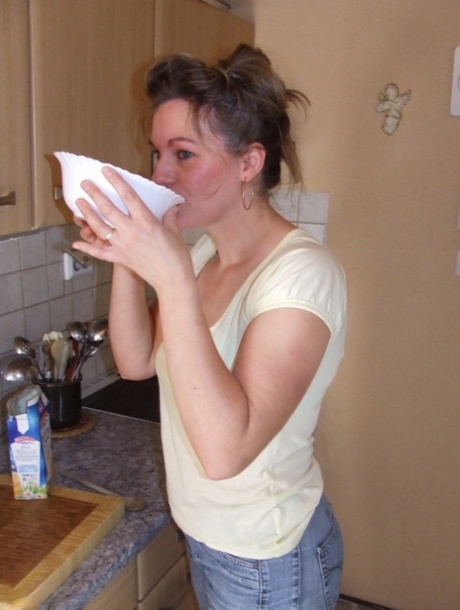 Freche reife Hausfrau Tina, die ihren nackten Körper im unordentlichen Essensspiel schmutzig macht