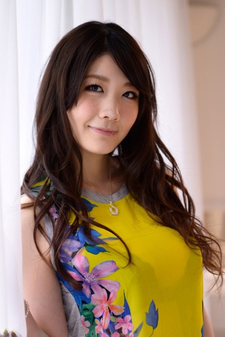Den asiatiske søde Rie Tachikawa får sine store bryster kælet for og sin kusse fyldt dybt ud