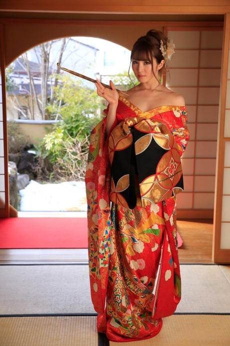Seksowna Azjatka Miku Ohashi dostaje ostre rżnięcie i kremuje swoją przyciętą cipkę