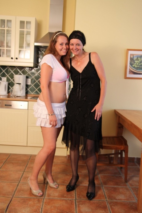 Sexede gamle & unge lesbiske Ingrid D & Jessica M stripper & leger med hinanden