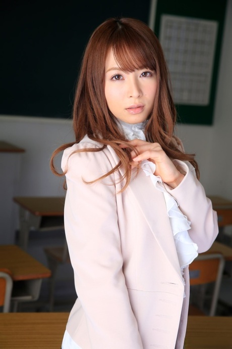 Sexy japonská učitelka Miku Ohashi dostane obličej v prdeli od svého zvrhlého studenta