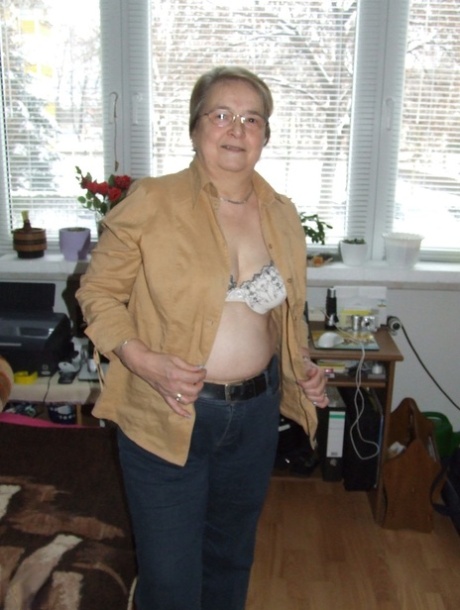 Толстая европейская бабушка Сибилла снимает с себя одежду и колготки в тон кожи