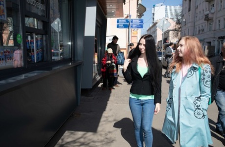 Speelse teens Veronica Snezna & Li In neuken elkaars kutjes met een speeltje