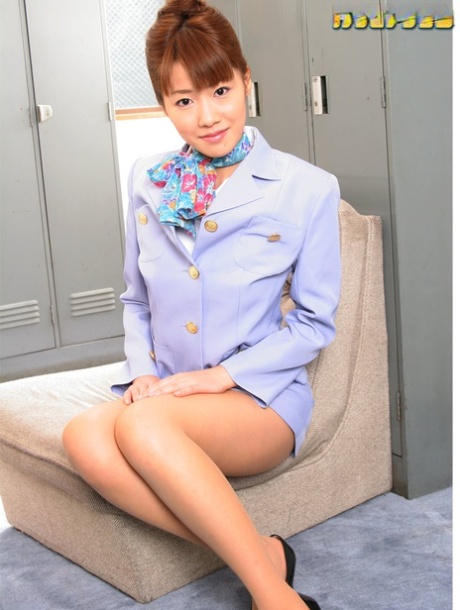 Brunett asiatisk tjej Yu Aizawa avslöjar sina bröst och blåser en kuk för att smaka sperma
