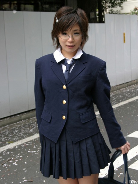 Asiatisk skolepige Mayu Yamaguchi viser sine lækre bryster og bliver kneppet