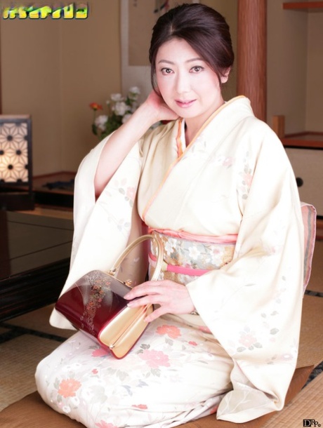 Japanse dame Ayano Murasaki krijgt een gezichtsbehandeling terwijl ze poseert in haar lingerie