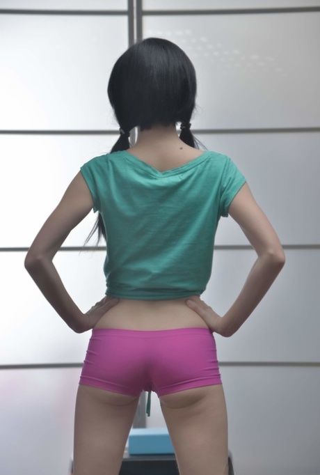 Den flatbrystede tenåringen Dinara C nyter hardcore sex med fitnesstreneren sin.