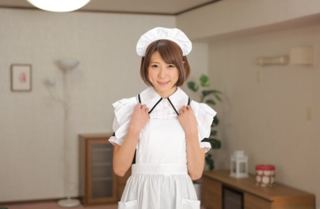 Drobna japońska pielęgniarka Erina Takigawa bierze spermę w swoją przyciętą cipkę