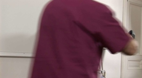 La bionda teenager Merry si eccita durante un controllo vaginale e scopa il medico