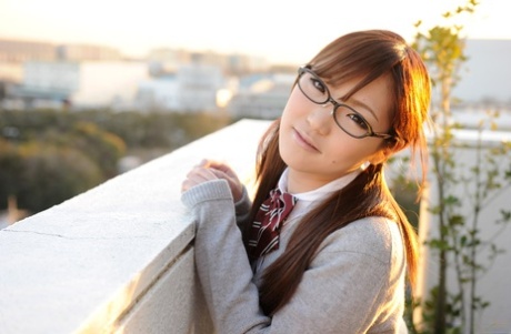 Geeky japanischen College Babe Ami Ishihara wird schmerzhaft gefickt & creampied