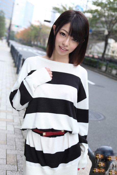 Mager Japans meisje Amina Kiuchi berijdt lul & laat haar kale kutje creamperen