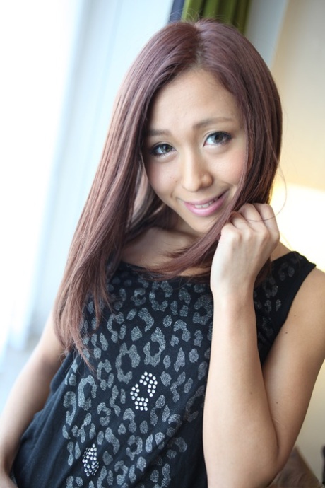 Rudowłosa japońska MILF Mary Hayakawa ostro rżnie swoją łysą cipkę