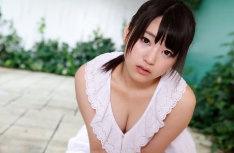 Schattige Japanse pop Tuna Kimura krijgt haar kutje gepijpt & gecreamd in een gangbang
