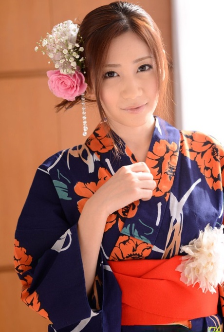Japonská panna Kaori Maeda se opéká v intenzivní trojce
