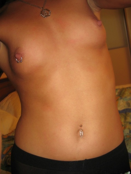 Amatør med piercet brystvorte Veranika driller med sin krop i sexede strømpebukser