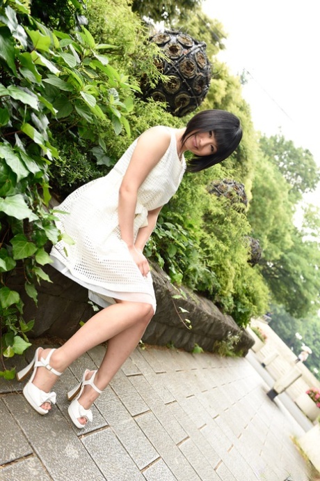 La asiática Mari Koizumi es atada y toqueteada antes de un gangbang en un sofá