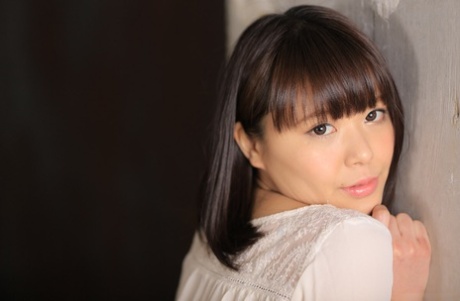 Lilla japanska oskulden Haruka Miura blir fingerknullad & creampied offentligt