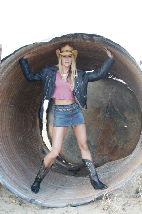 Blond kowbojka Jessica Drake eksponuje swoje okrągłe cycki i łysą cipę na świeżym powietrzu