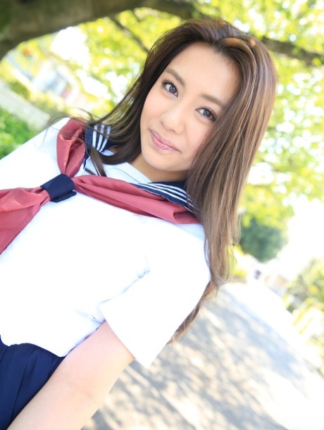 可爱的日本女孩 Mei Matsumoto 被两根阳具撞击并被奸淫