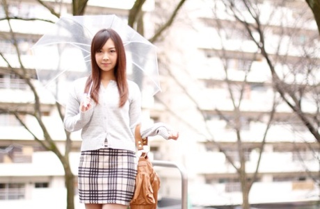 Den lilla japanska sötnosen Saki Hujii får sin fitta knullad och oavsiktligt jizzad