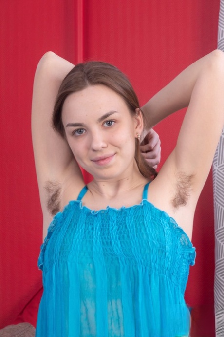 Petite Amateur Teen Terry Woods zeigt ihre haarigen Achseln und unrasierten Schritt