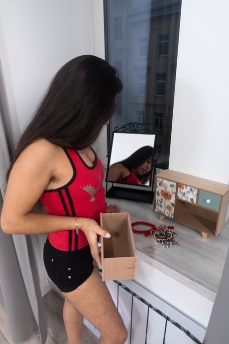 Exotiska brunetten Amira Roshane visar sin håriga kropp och leker med en leksak