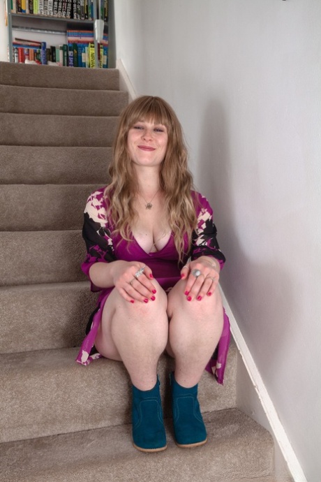 A boneca tatuada Betty Busen revela as suas mamas suculentas e as suas virilhas peludas nas escadas