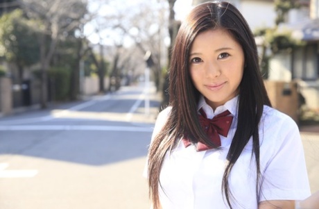 A estudante asiática Risa Shimizu monta um pau com collants depois de mostrar as mamas