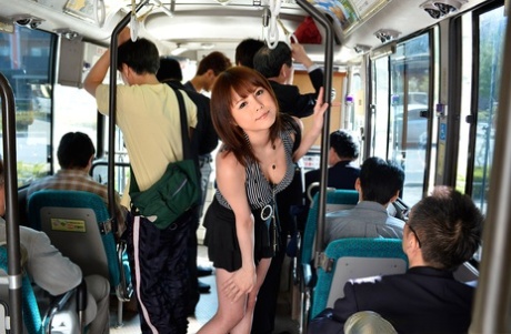 Asiatisk sløv Erena Misuhara forfører en pervers på bussen og bliver smerteligt fucked