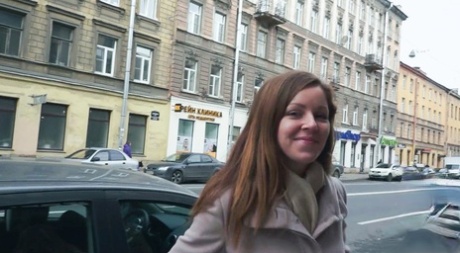 Söta nykomlingen Elizaveta Golubeva får på käften av en agent på castingen