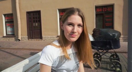 Schattige Russische tiener toont haar slanke lichaam en wordt geramd op een casting