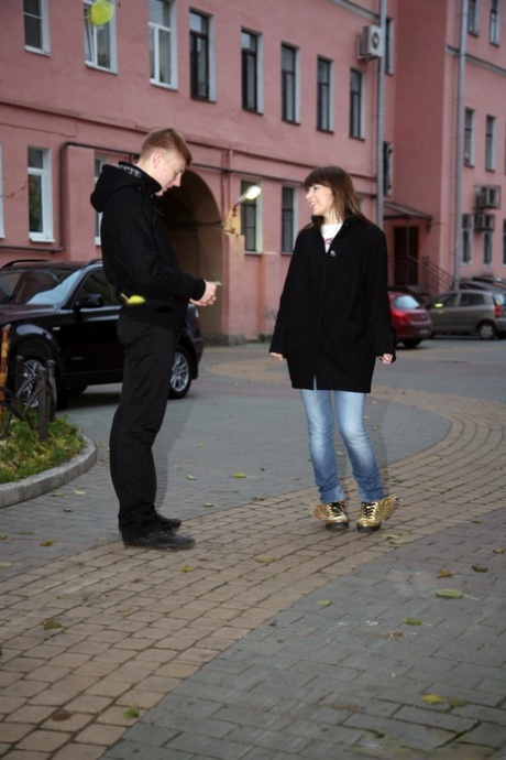 Teen Wendy bekommt ihre Muschi von einem Arzt und ihrem Freund überprüft und gefickt