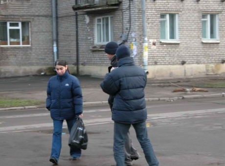 Любительская блондинка Анна скачет на члене парня и сосет другой член на полу