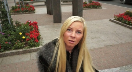 Die 28-jährige russische Blondine Angie Koks wird bei einem Casting von einem zufälligen Typen gefickt