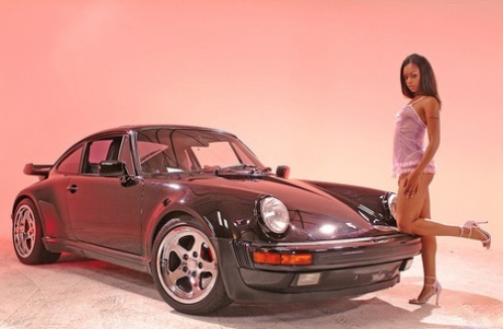 Ebony MILF Marie Luv trekt haar paarse lingerie uit en poseert in de Porsche
