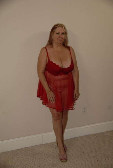 Fat mature in a red dress Tamara Tesla tastes a BBC while kneeling