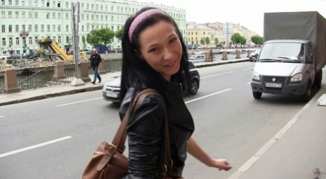 Rosyjska studentka zostaje uwiedziona na ulicy i zerżnięta na kanapie castingowej