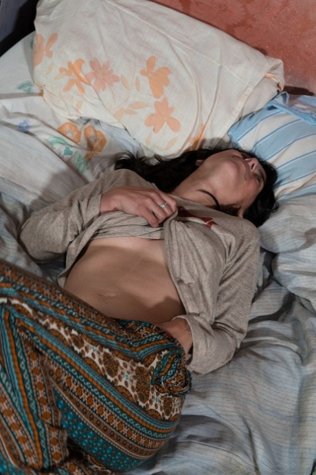 Amatérská kočka s malými prsy Soledad dráždí svou huňatou kundu na posteli