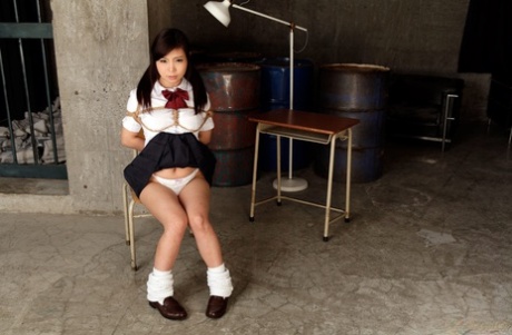 La colegiala asiática Seri Yuki atada y follada con los dedos por dos tíos