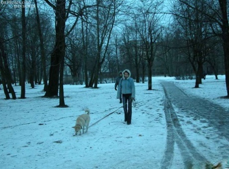 Brunetka z małymi cyckami Kira jest walona przez dwóch kutasów w śnieżną noc