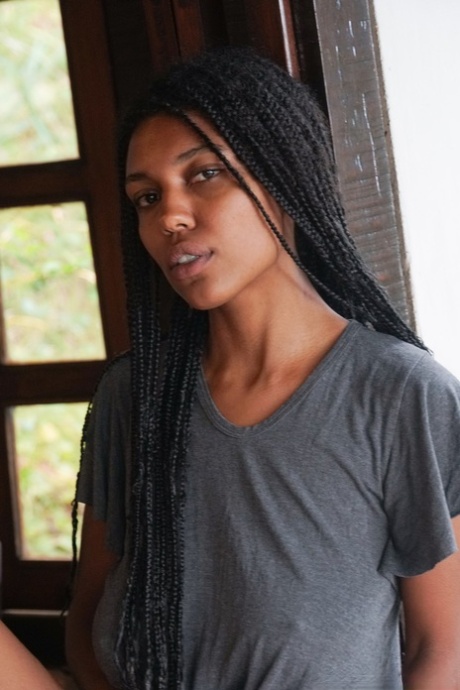 A modelo africana Sofia Cuty provoca com as suas enormes mamas naturais e o seu castor peludo